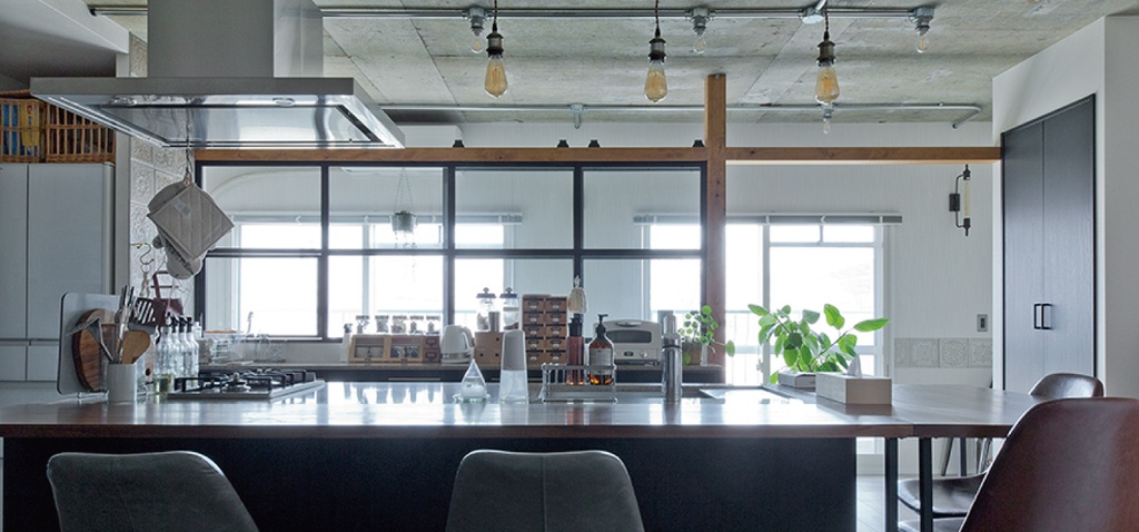 hacorenove style interior, Japanese apartment kitchen-dining, white walls, exposed ceiling beams, wood-framed glass partitions, oak dining chairs, subway tile backsplash, Scandinavian pendant light, warm minimalist atmosphere