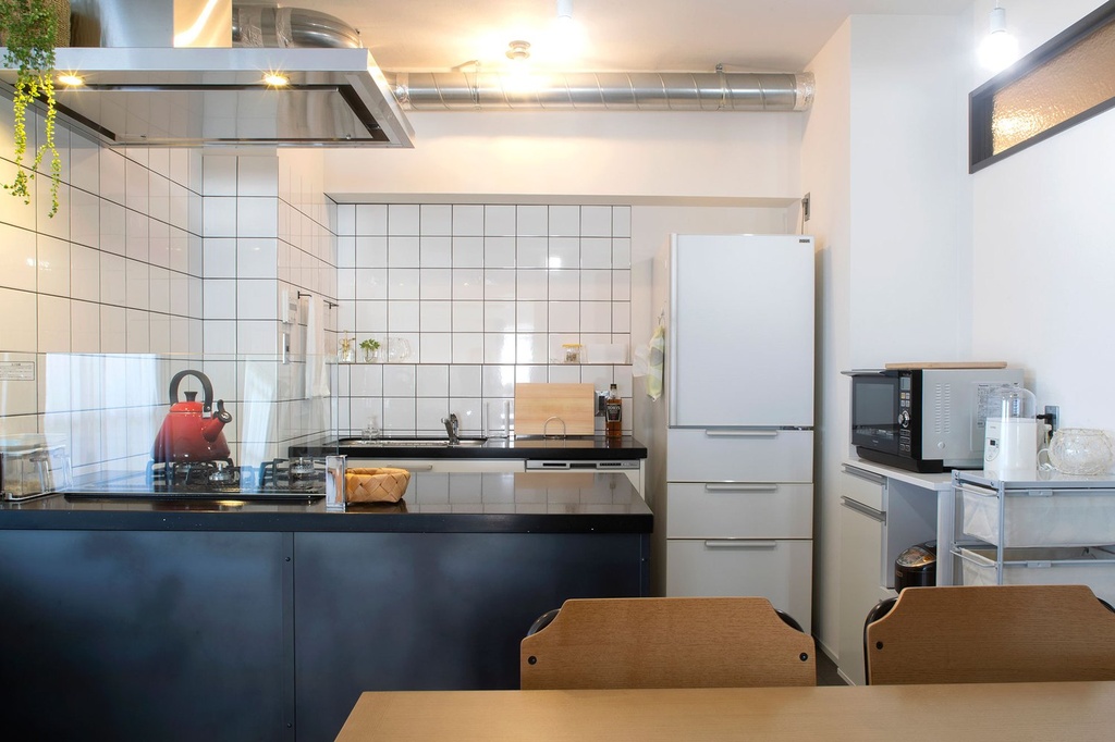hacorenove style interior, industrial loft dining kitchen, exposed concrete ceiling, warm walnut wood flooring, open metal shelving, gray tones, brown leather chairs, exposed ductwork, modern minimalist atmosphere