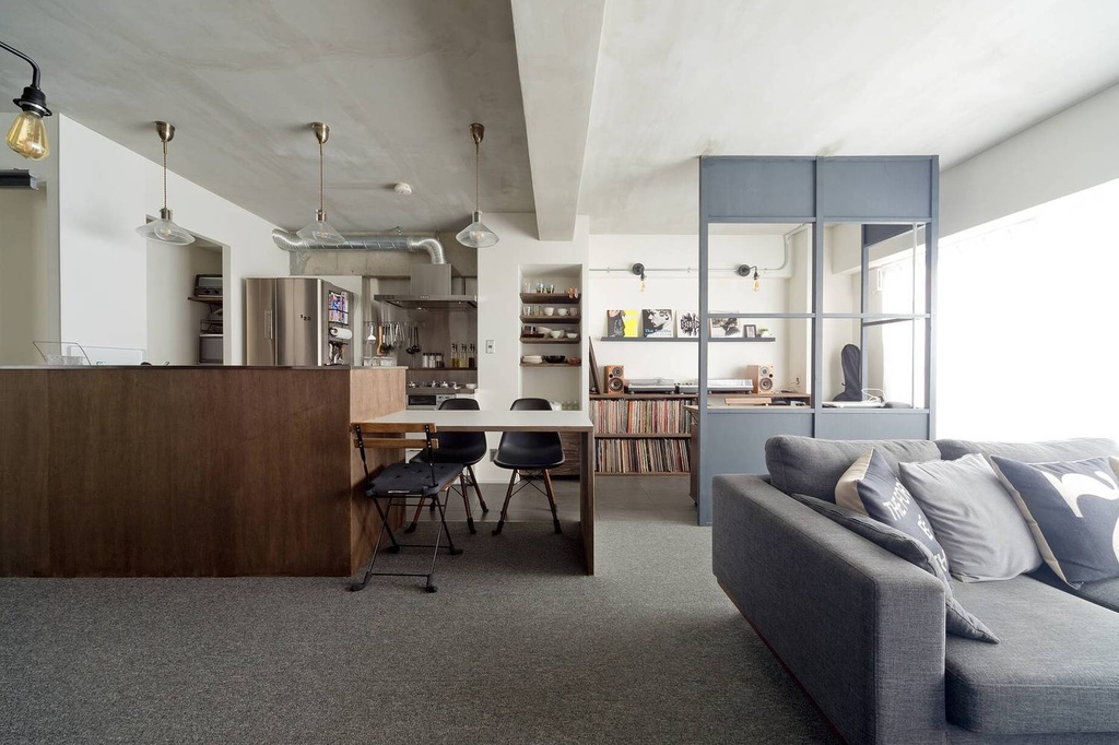 hacorenove style interior, modern Japanese kitchen-dining space, concrete ceiling and island counter, warm oak dining table, wooden stools, grey marble backsplash, black track lighting, natural daylight, minimalist industrial aesthetic