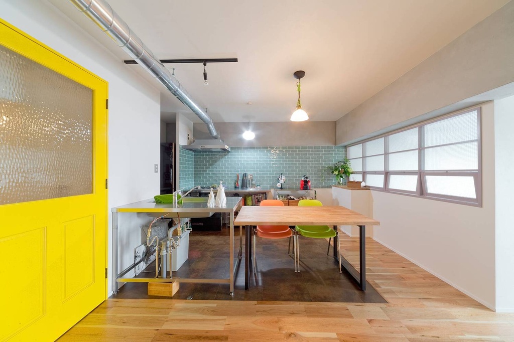 hacorenove style interior, minimalist gallery-like living space, raw concrete accent wall, grey resin floor, sculptural chairs, track lighting, natural light, Japanese brutalist aesthetic, sparse curated objects