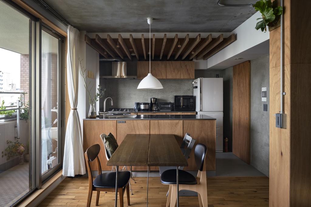 hacorenove style interior, open-plan living dining kitchen, white walls, oak hardwood floors, walnut dining table, Persian rug, brass pendant lights, vertical blinds, indoor plants, natural daylight, Japanese modern minimalist warmth
