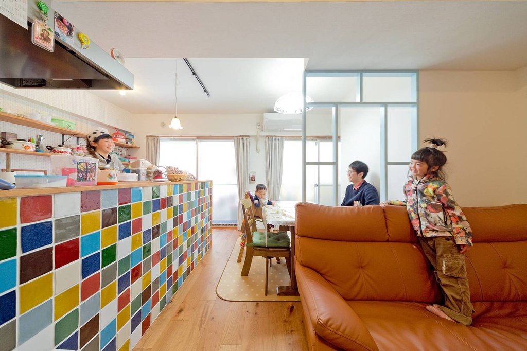 hacorenove style interior, open-plan living-kitchen, exposed concrete ceiling, dark industrial palette, oak hardwood floors, pendant lights, black tile backsplash, warm moody atmosphere, Japanese urban loft aesthetic