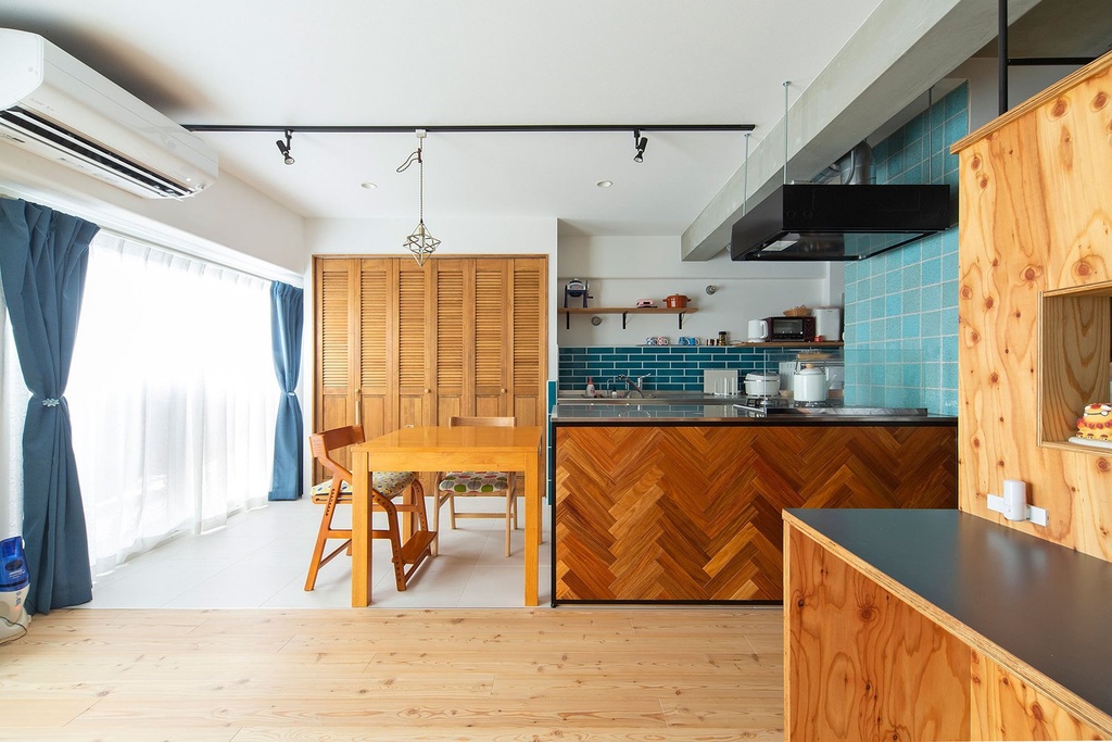 hacorenove style interior, Japanese industrial kitchen, oak island with stainless steel countertop, exposed ductwork, concrete ceiling, grey tile backsplash, natural light, minimalist warm atmosphere, dried branches decor