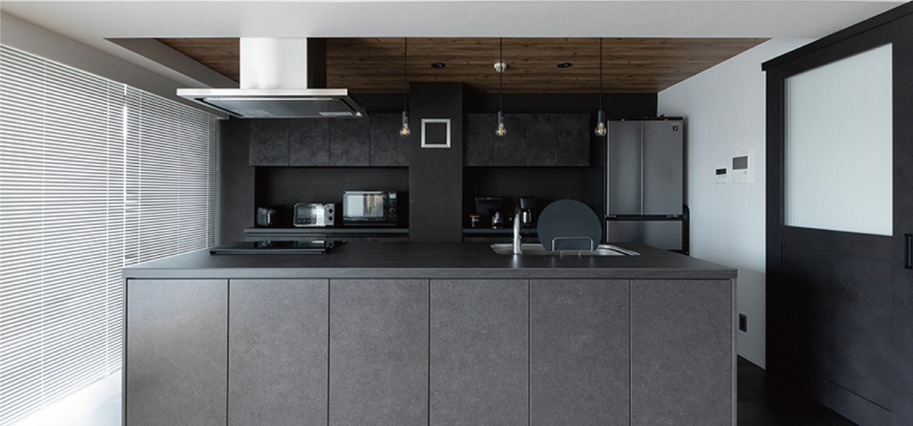 hacorenove style interior, open dining-kitchen, white walls, warm oak wood flooring, round wooden table, teal upholstered chairs, vintage glass cabinet, white tile backsplash, stainless steel countertop, natural light, minimalist Japanese aesthetic