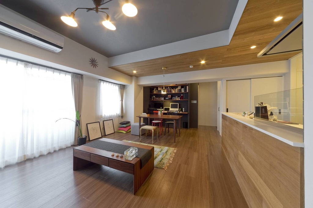 hacorenove style interior, open-plan Japanese apartment, warm walnut hardwood floors, wood-clad ceiling accent, gray painted ceiling, mid-century sputnik chandelier, built-in study nook, kitchen counter, natural daylight, white curtains, cozy modern atmosphere