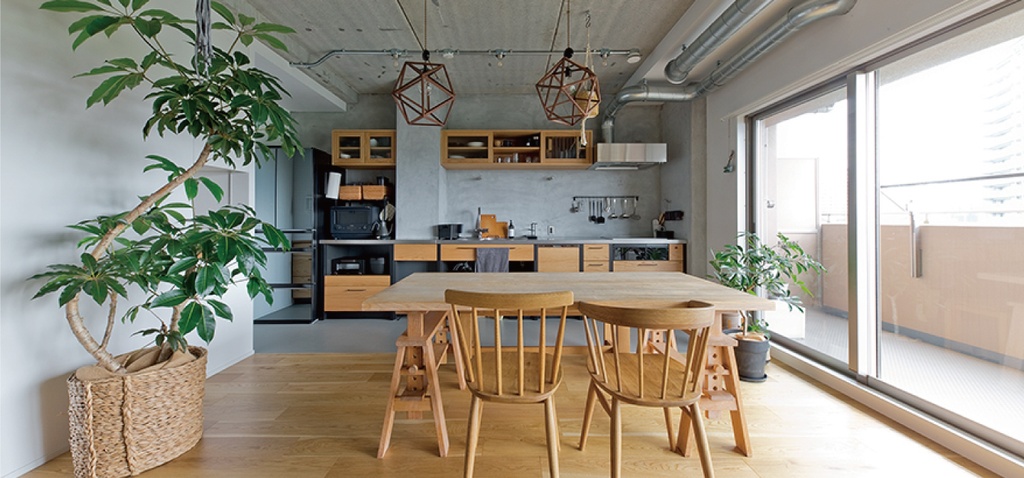 hacorenove style interior, open-plan kitchen dining room, exposed concrete ceiling, copper geometric pendant lights, oak wood dining table, windsor chairs, light wood flooring, indoor plants, natural daylight, industrial-warm Japanese aesthetic