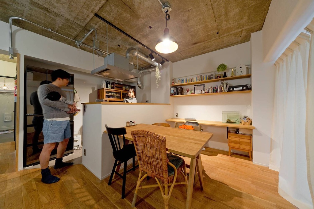 hacorenove style interior, Japanese apartment kitchen-dining room, exposed concrete ceiling, warm oak flooring, wooden dining table, rattan chairs, open shelving, exposed ductwork, industrial-meets-cozy atmosphere, pendant lighting, white walls