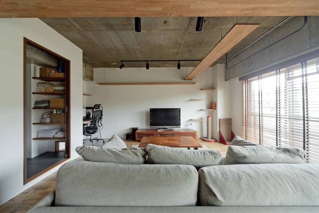 hacorenove style interior, modern Japanese living room, exposed concrete ceiling, warm wood accents, light gray linen sofa, black track lighting, wooden flooring, venetian blinds, industrial-minimalist atmosphere, natural daylight