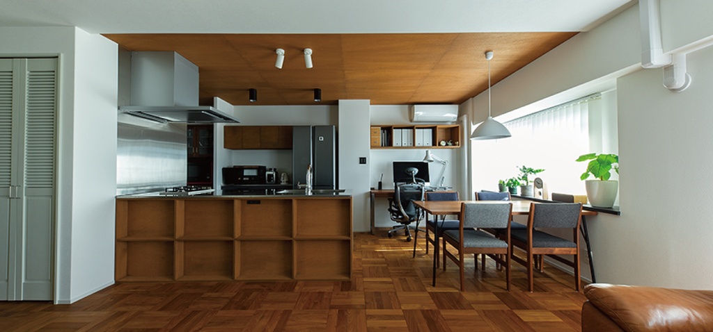 hacorenove style interior, open-plan kitchen-dining room, warm walnut wood ceiling and parquet flooring, white walls, wooden island counter, mid-century dining set, natural light, indoor plants, minimalist Japanese modern atmosphere